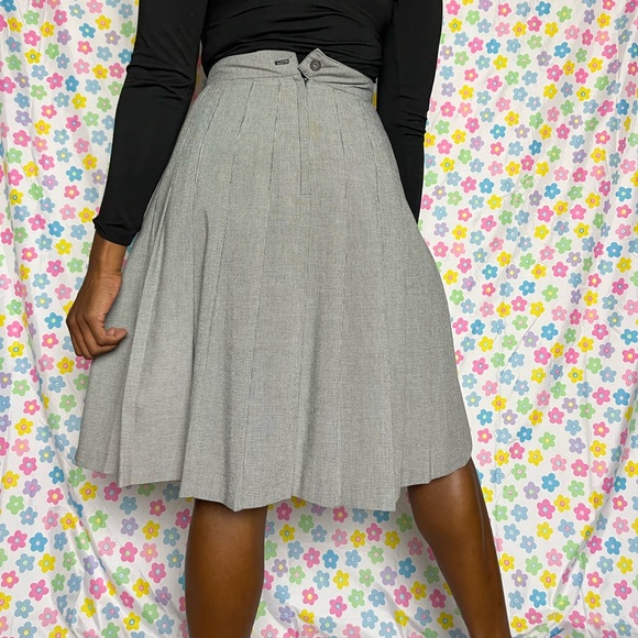 Vintage high waist pleated plaid skirt! Black and white. Size 5/6. - Picture 2 of 7
